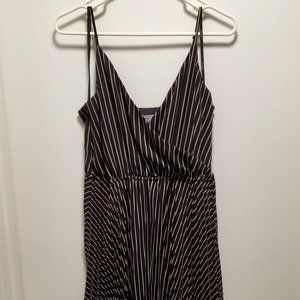Ali & Jay pleated black w/ tan line dress